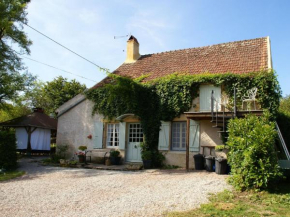 Cozy Cottage near Lake in Vitry-Lache